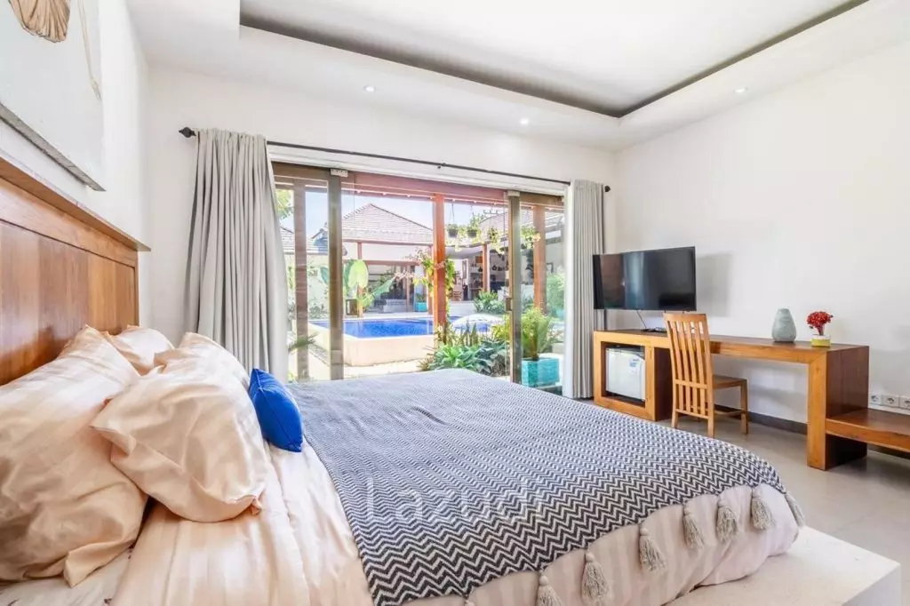 40 Years Lease 5 Bed Villa in Convenient Semer