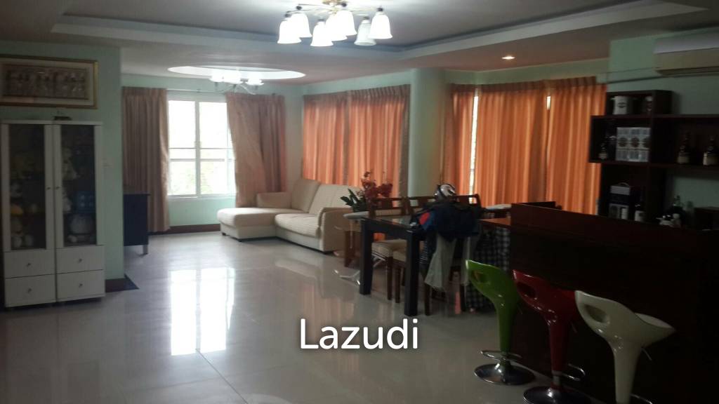 800 sqm. Home Office Building 5 fl. + Land (near BTS Saphan Kwai and MRT Mhor Chit) -- 35M THB.