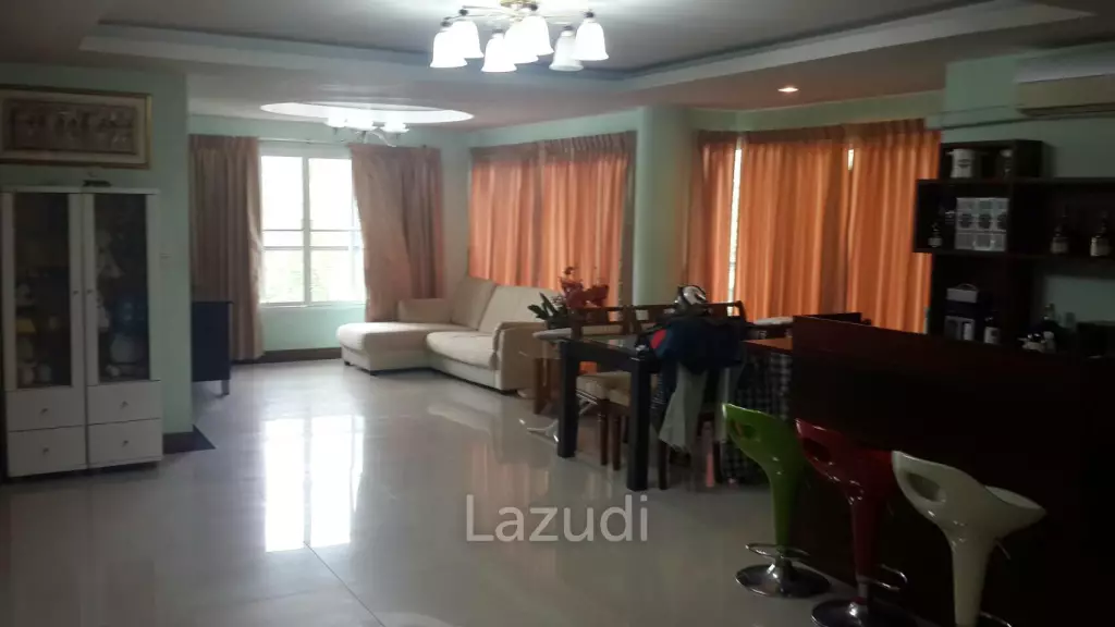 800 sqm. Home Office Building 5 fl. + Land (near BTS Saphan Kwai and MRT Mhor Chit) -- 35M THB.