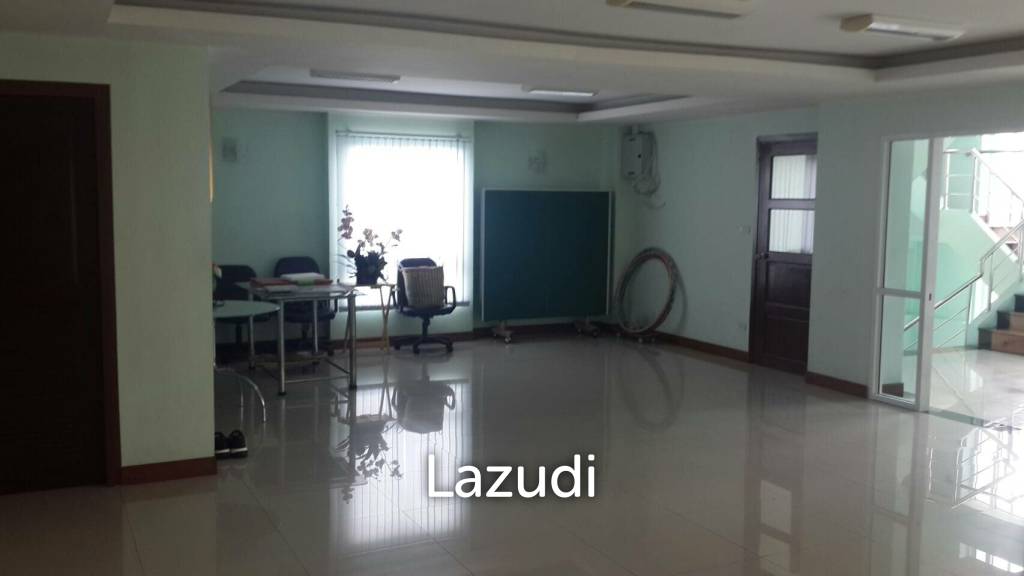800 sqm. Home Office Building 5 fl. + Land (near BTS Saphan Kwai and MRT Mhor Chit) -- 35M THB.
