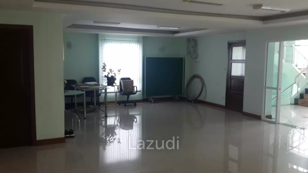 800 sqm. Home Office Building 5 fl. + Land (near BTS Saphan Kwai and MRT Mhor Chit) -- 35M THB.