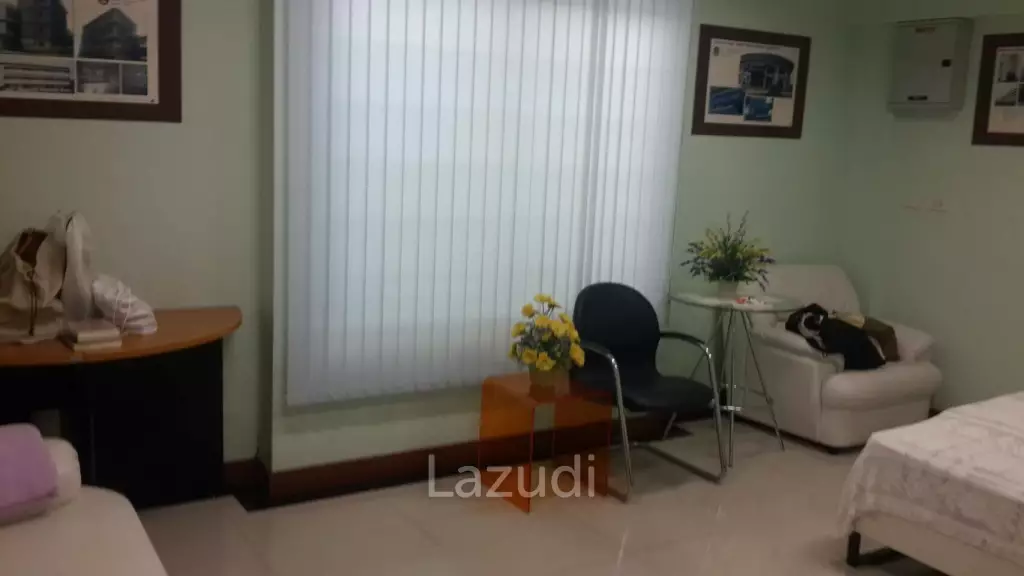 800 sqm. Home Office Building 5 fl. + Land (near BTS Saphan Kwai and MRT Mhor Chit) -- 35M THB.