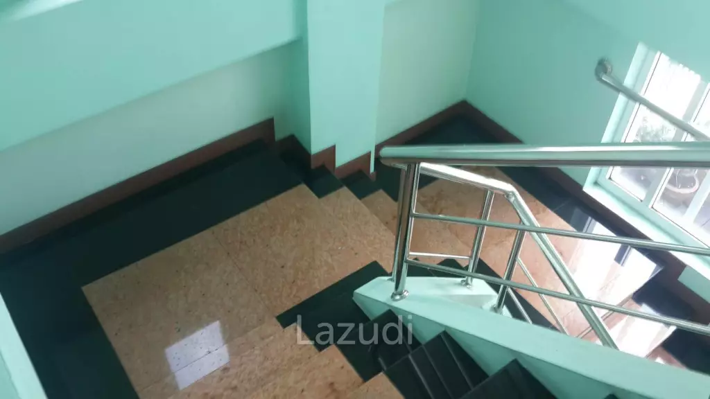 800 sqm. Home Office Building 5 fl. + Land (near BTS Saphan Kwai and MRT Mhor Chit) -- 35M THB.