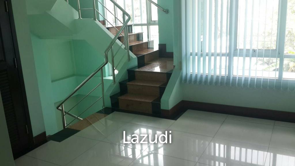800 sqm. Home Office Building 5 fl. + Land (near BTS Saphan Kwai and MRT Mhor Chit) -- 35M THB.