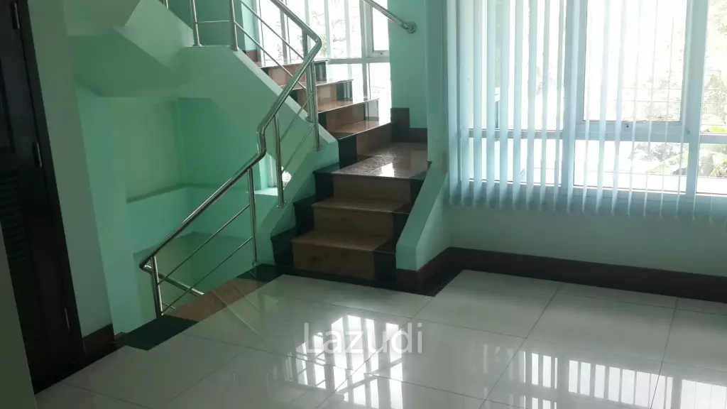800 sqm. Home Office Building 5 fl. + Land (near BTS Saphan Kwai and MRT Mhor Chit) -- 35M THB.