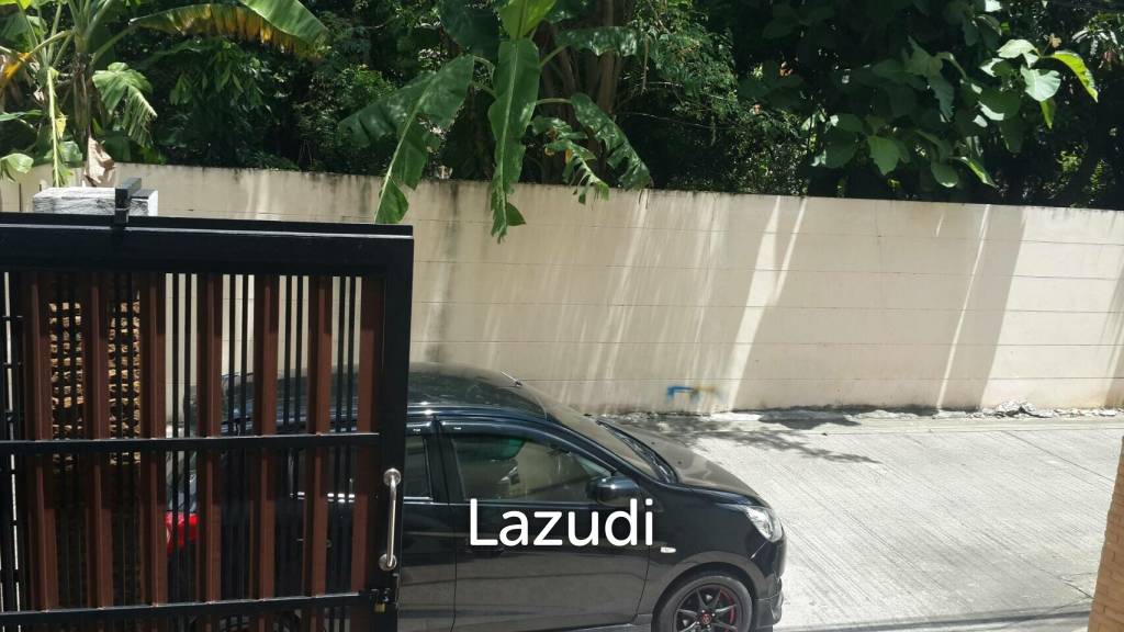 800 sqm. Home Office Building 5 fl. + Land (near BTS Saphan Kwai and MRT Mhor Chit) -- 35M THB.