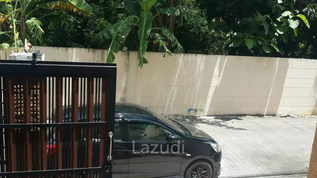 800 sqm. Home Office Building 5 fl. + Land (near BTS Saphan Kwai and MRT Mhor Chit) -- 35M THB.