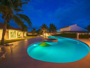 Eden Garden: New Refurbished 6 Bedroom on big plot!