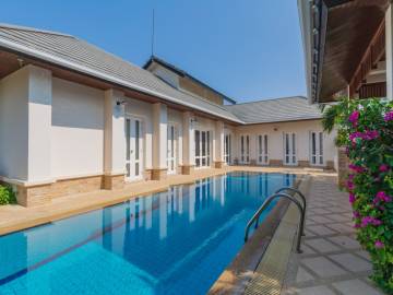 Hillside Hamlet: Bali Style 3 Bedroom Pool Villa