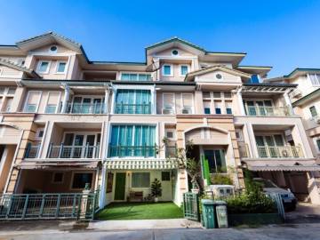 3 Bed 3 Bath 240 Sqm Townhouse For Rent