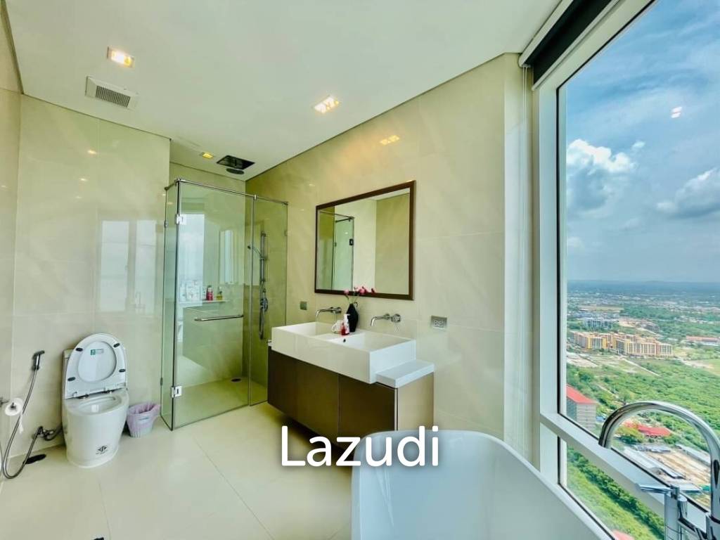 3 Bedrooms Beachfront Condo For rent