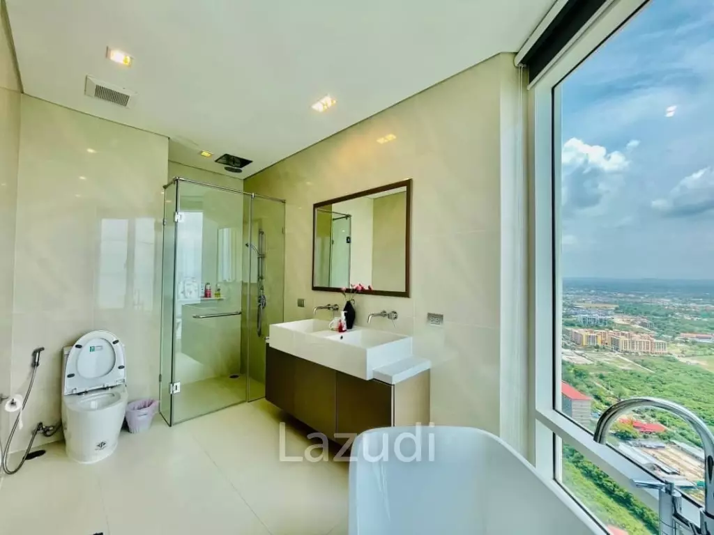 3 Bedrooms Beachfront Condo For rent