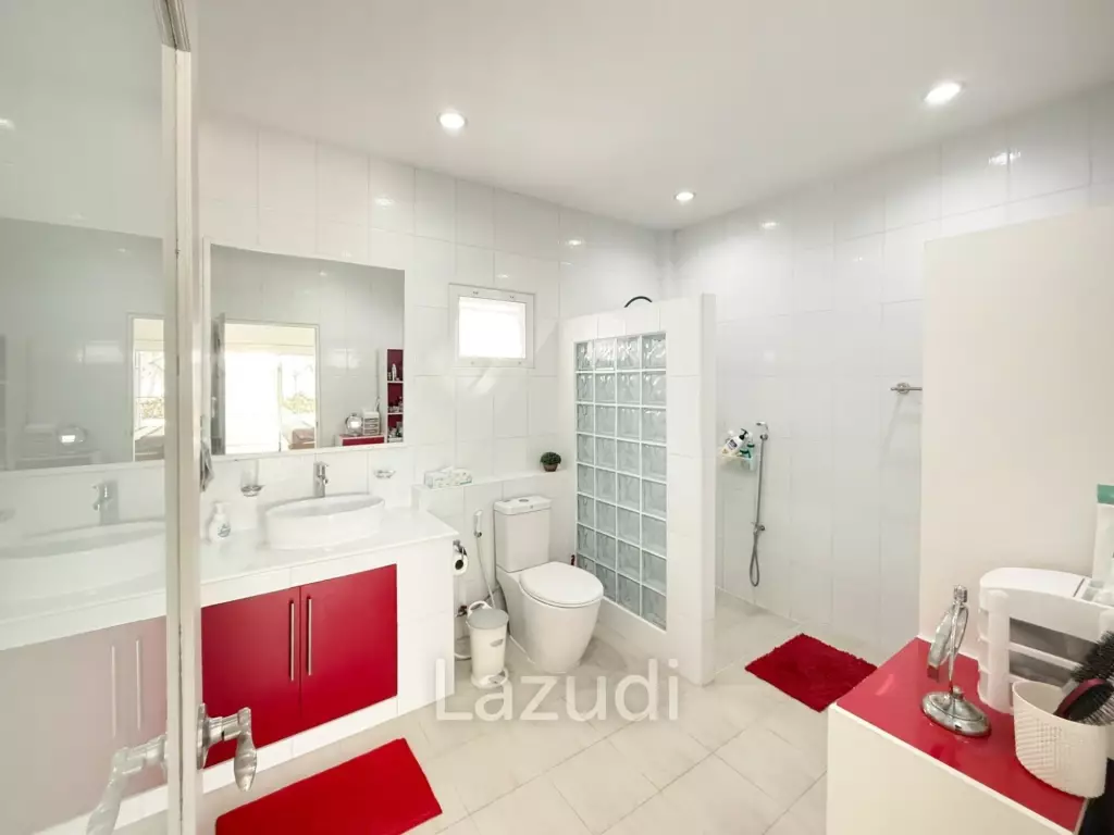 The Gold: Very well kept 3 bedroom pool villa!