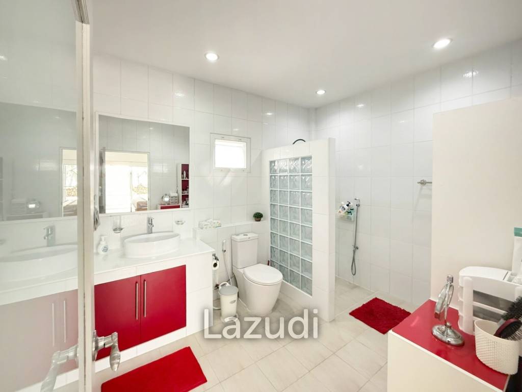 The Gold: Very well kept 3 bedroom pool villa!