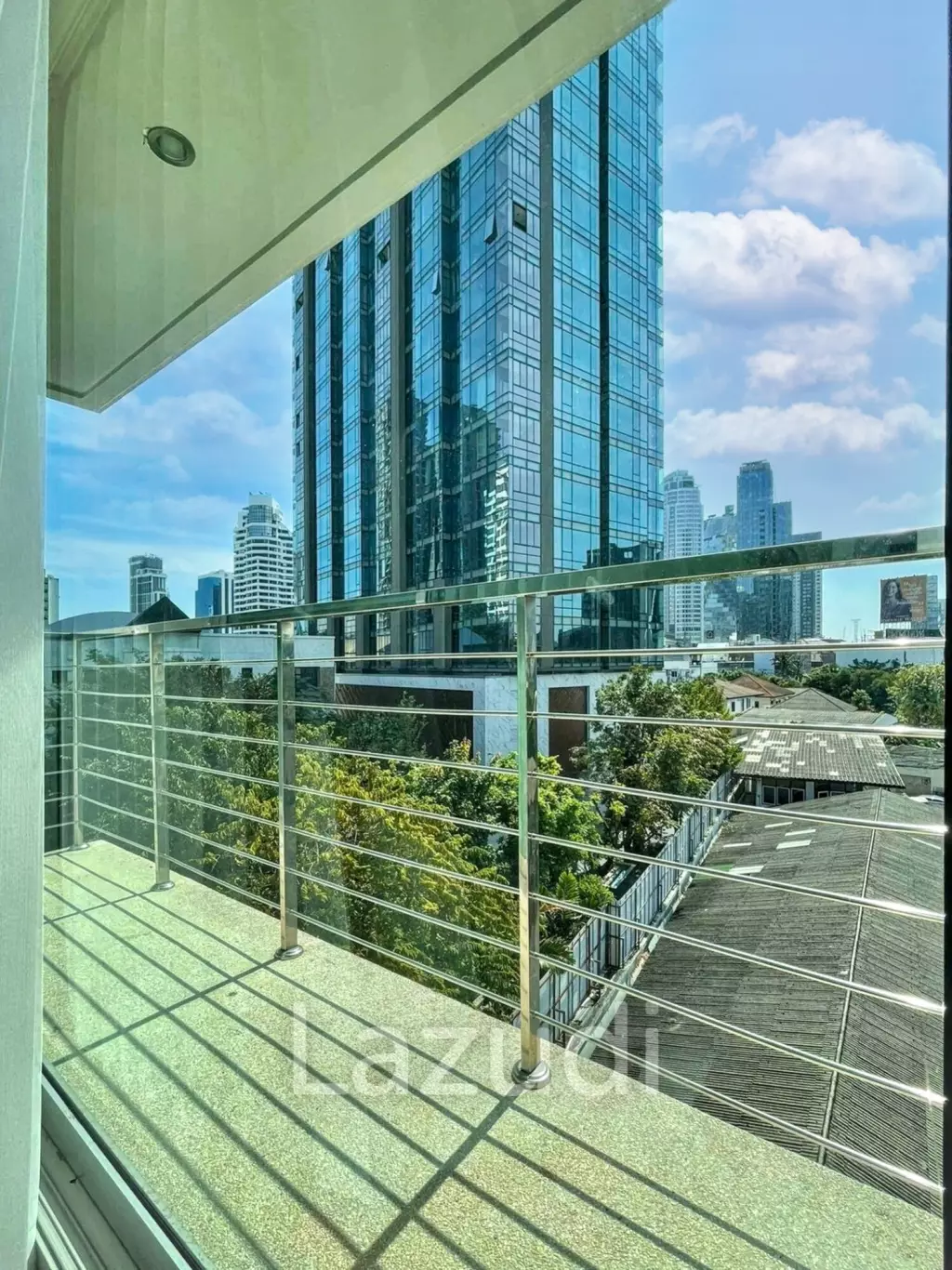 3 Bed 3 Bath 215 Sqm Service apartment for Rent