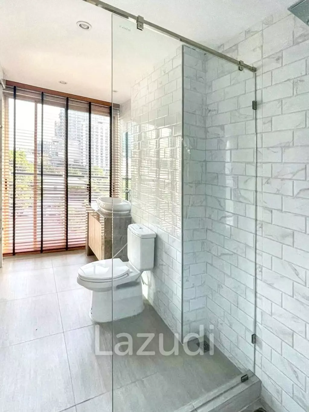 3 Bed 3 Bath 215 Sqm Service apartment for Rent