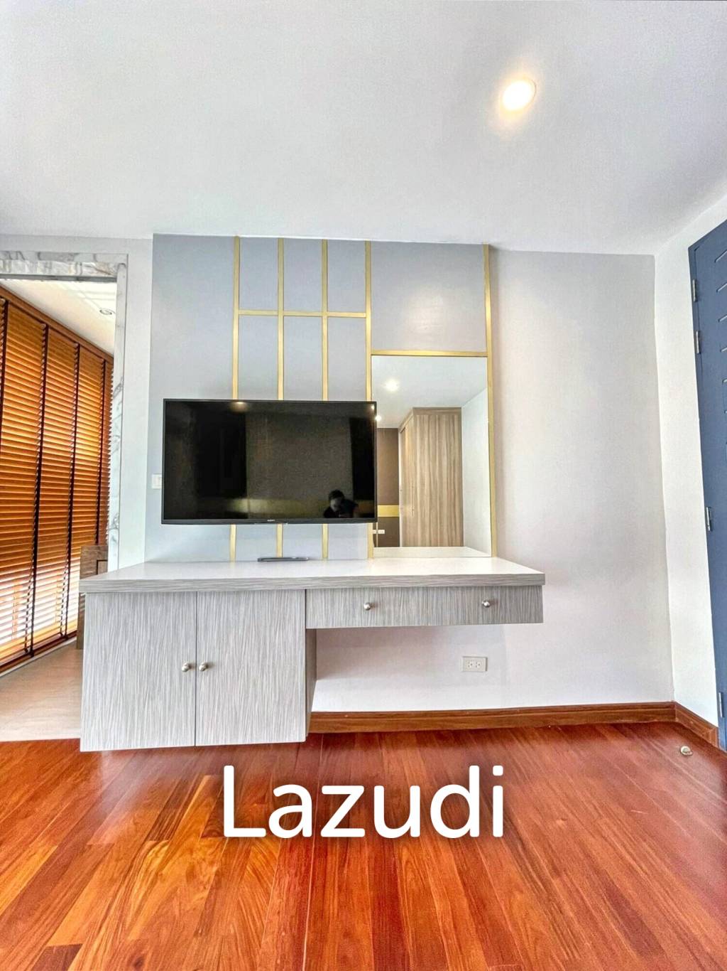 3 Bed 3 Bath 215 Sqm Service apartment for Rent