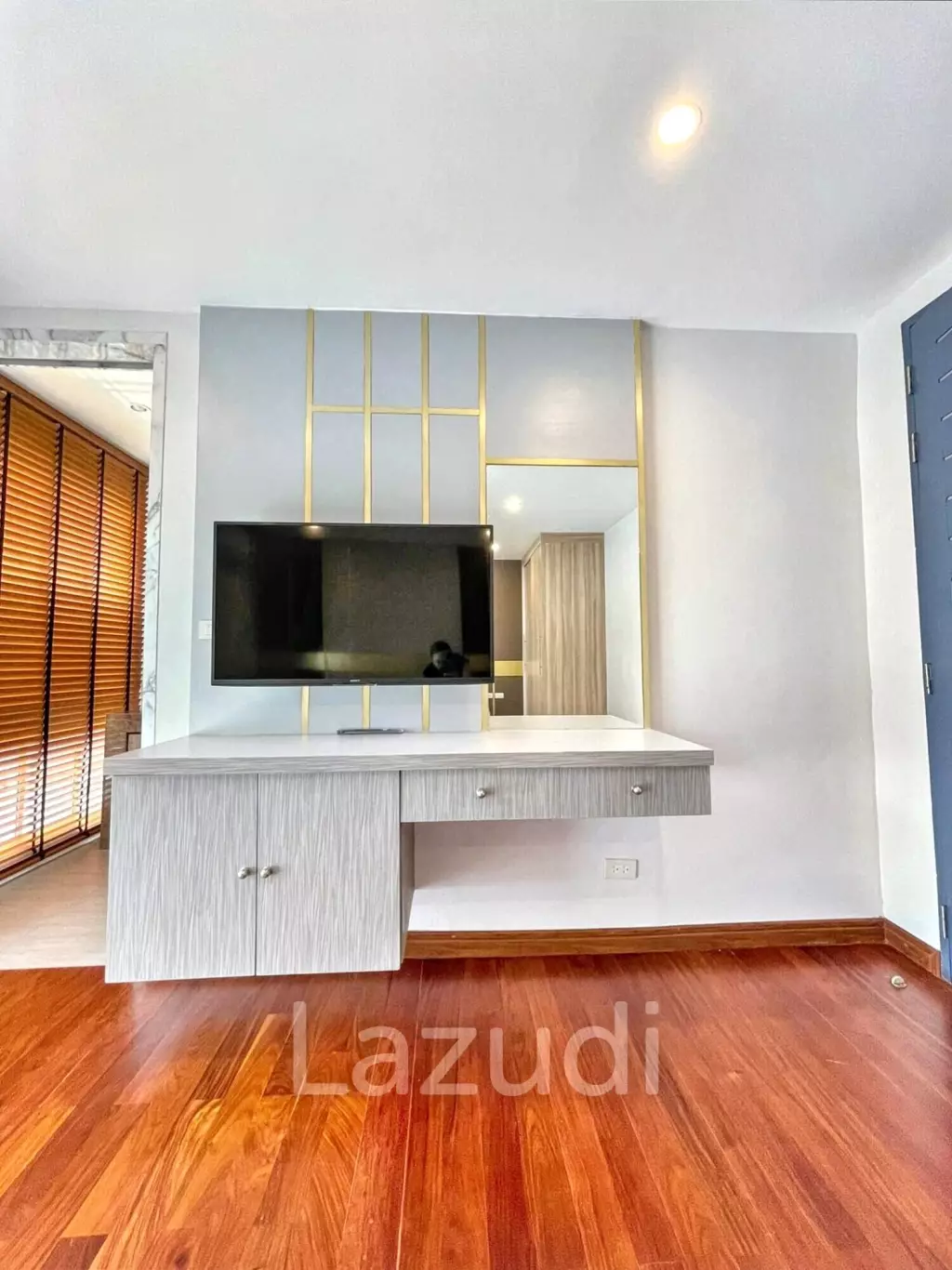 3 Bed 3 Bath 215 Sqm Service apartment for Rent