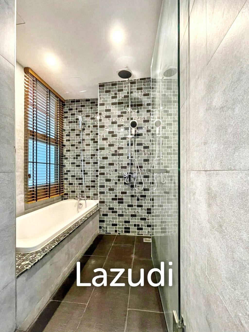 3 Bed 3 Bath 215 Sqm Service apartment for Rent