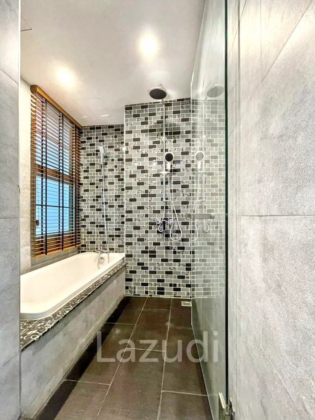 3 Bed 3 Bath 215 Sqm Service apartment for Rent