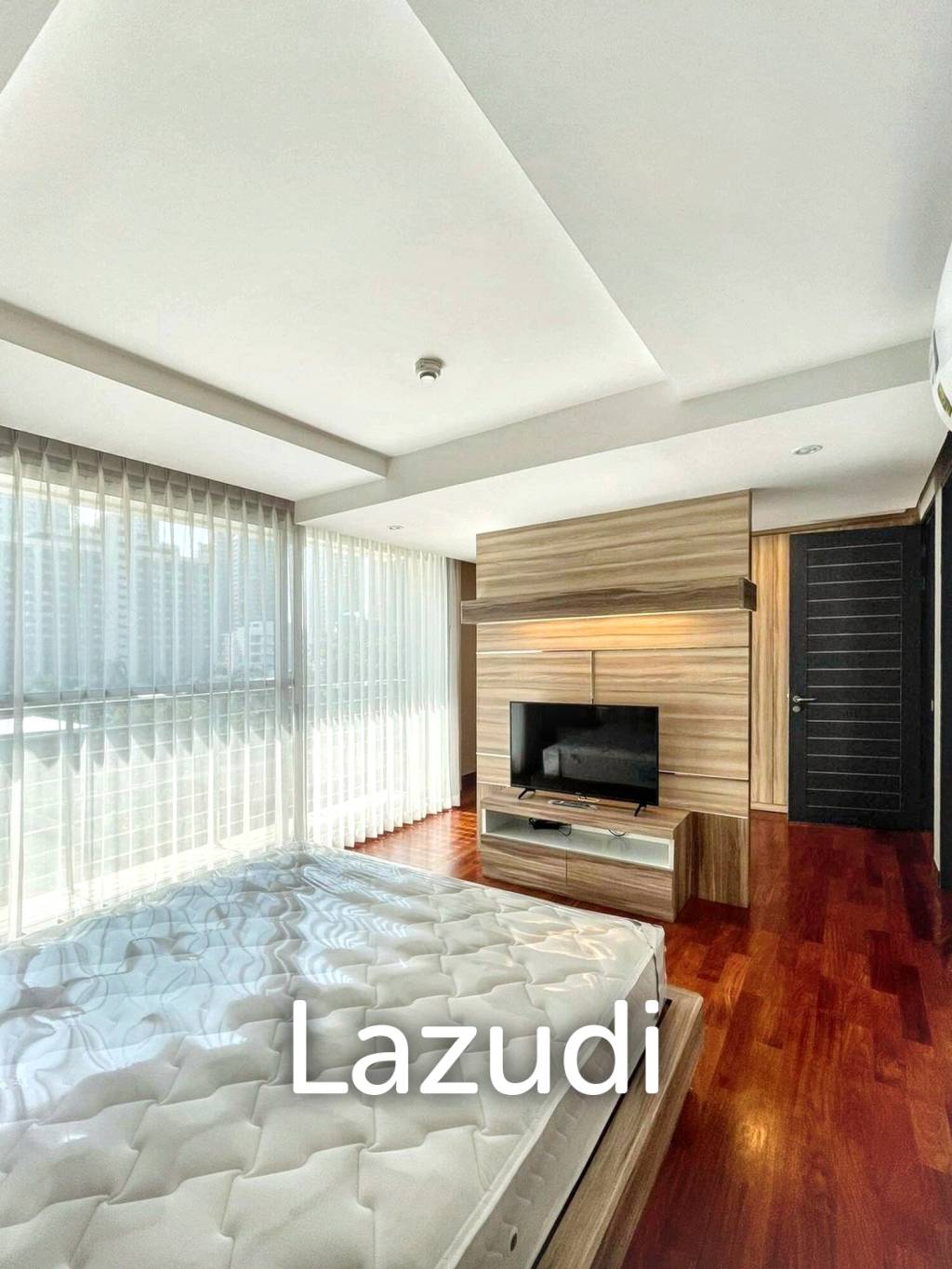 3 Bed 3 Bath 215 Sqm Service apartment for Rent