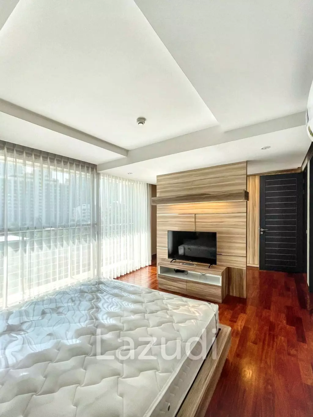 3 Bed 3 Bath 215 Sqm Service apartment for Rent