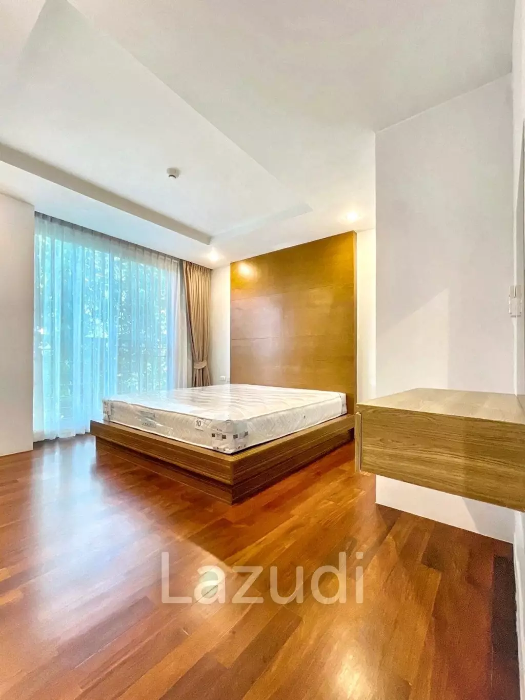 3 Bed 3 Bath 215 Sqm Service apartment for Rent
