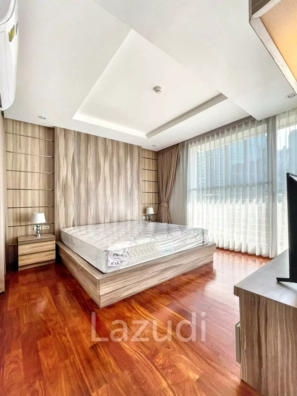 3 Bed 3 Bath 215 Sqm Service apartment for Rent