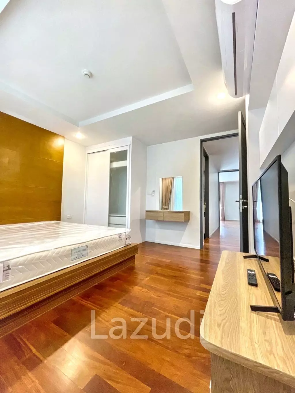 3 Bed 3 Bath 215 Sqm Service apartment for Rent