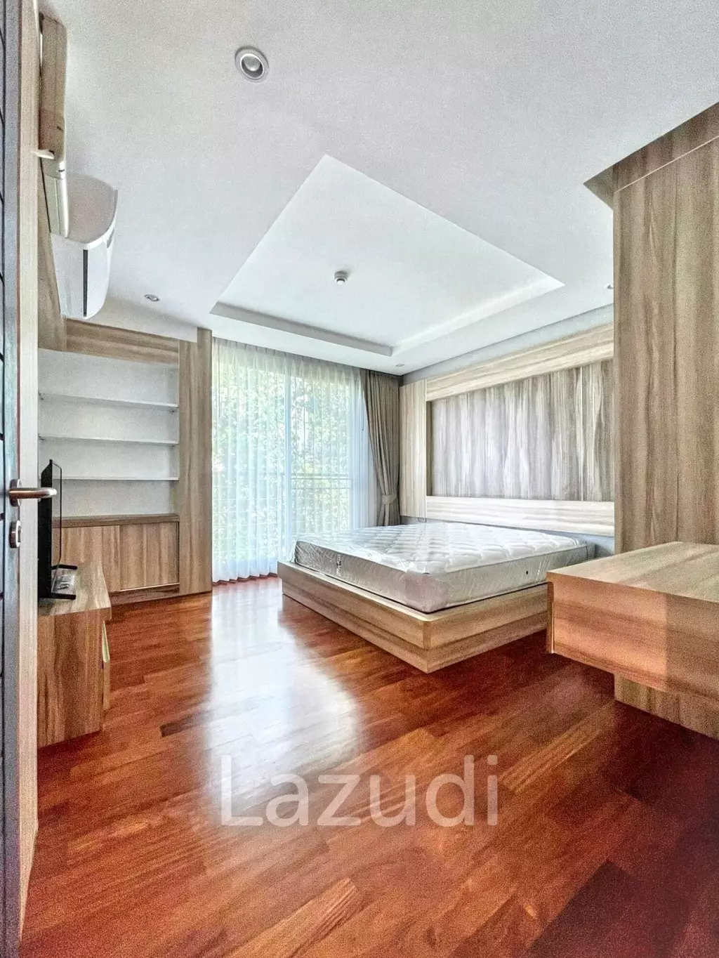 3 Bed 3 Bath 215 Sqm Service apartment for Rent