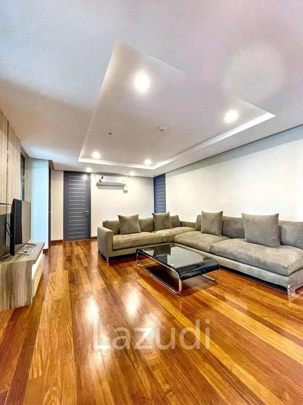 3 Bed 3 Bath 215 Sqm Service apartment for Rent