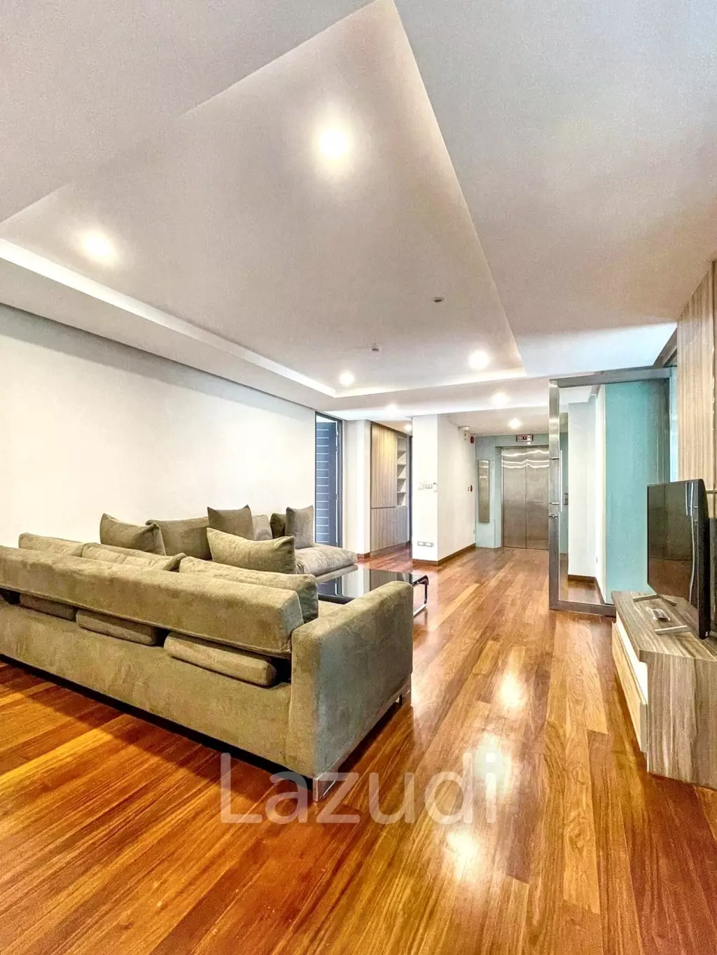 3 Bed 3 Bath 215 Sqm Service apartment for Rent