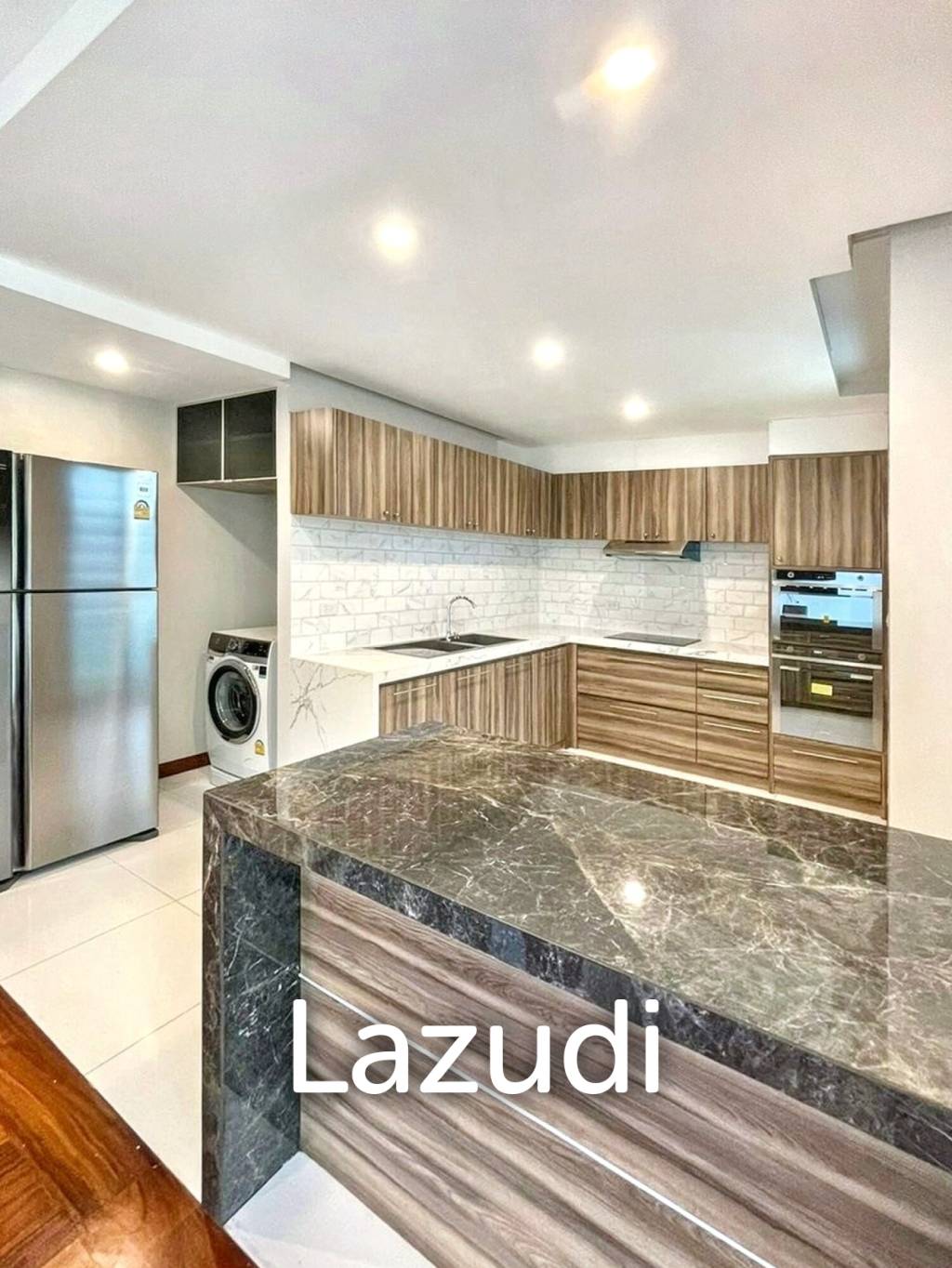 3 Bed 3 Bath 215 Sqm Service apartment for Rent