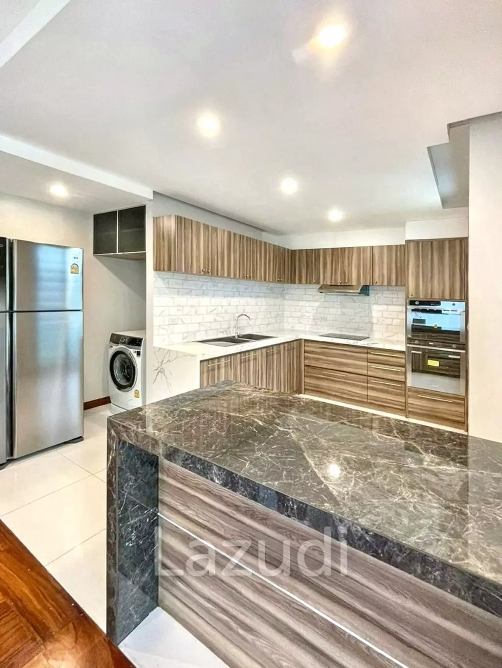 3 Bed 3 Bath 215 Sqm Service apartment for Rent