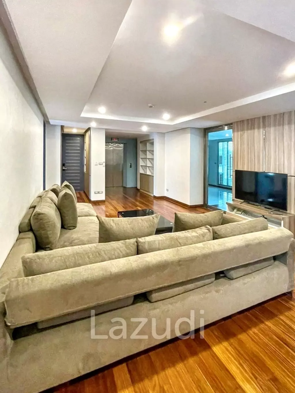 3 Bed 3 Bath 215 Sqm Service apartment for Rent