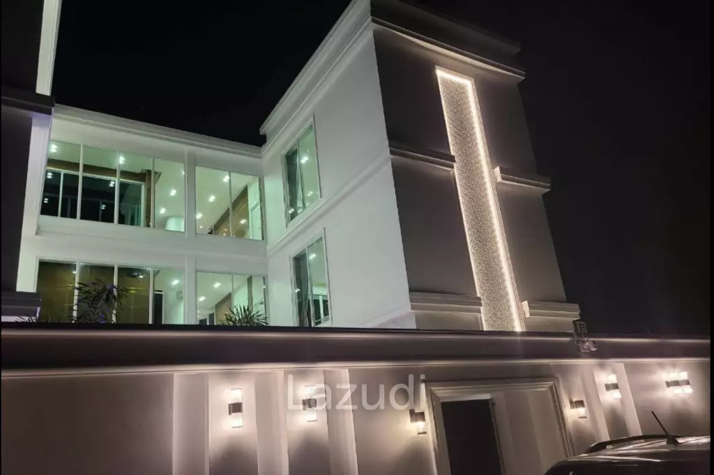 New Grand Pool Villa Pattaya near Walking Street