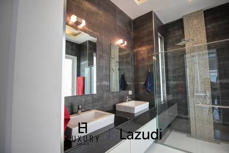 570 ตร.ม 3 เตียง 2 อาบน้ำ วิลล่า For ขาย