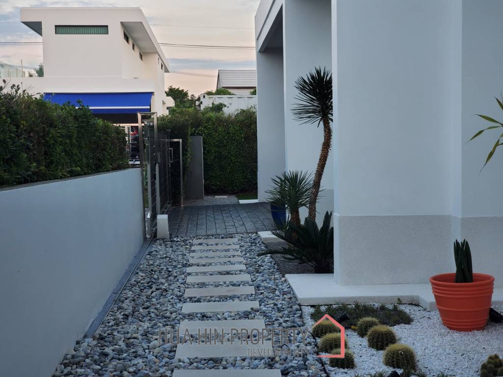 LA LUA : Outstanding 4 Bed Pool Villa on Resort Development close to Banyan Golf Course