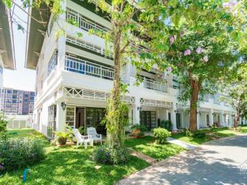 BAAN SA SUAN : Well presented corner townhouse over 3 floors with Huge Communal pools and 2 mins walk to Beach