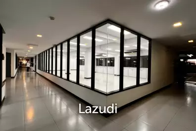 Well located office in buzzing center at Asoke rd.