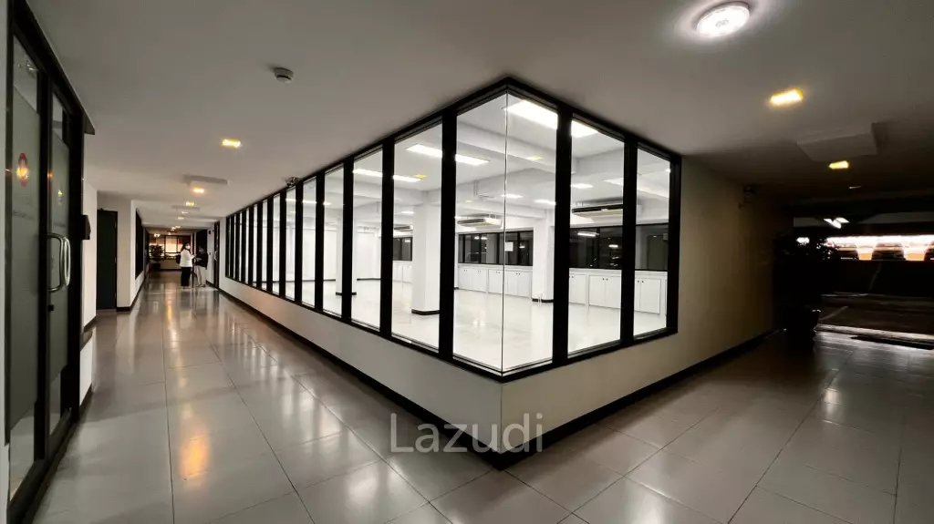 Well located office in buzzing center at Asoke rd.