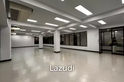 Well located office in buzzing center at Asoke rd.