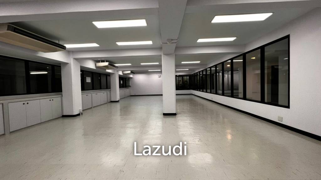 Well located office in buzzing center at Asoke rd.