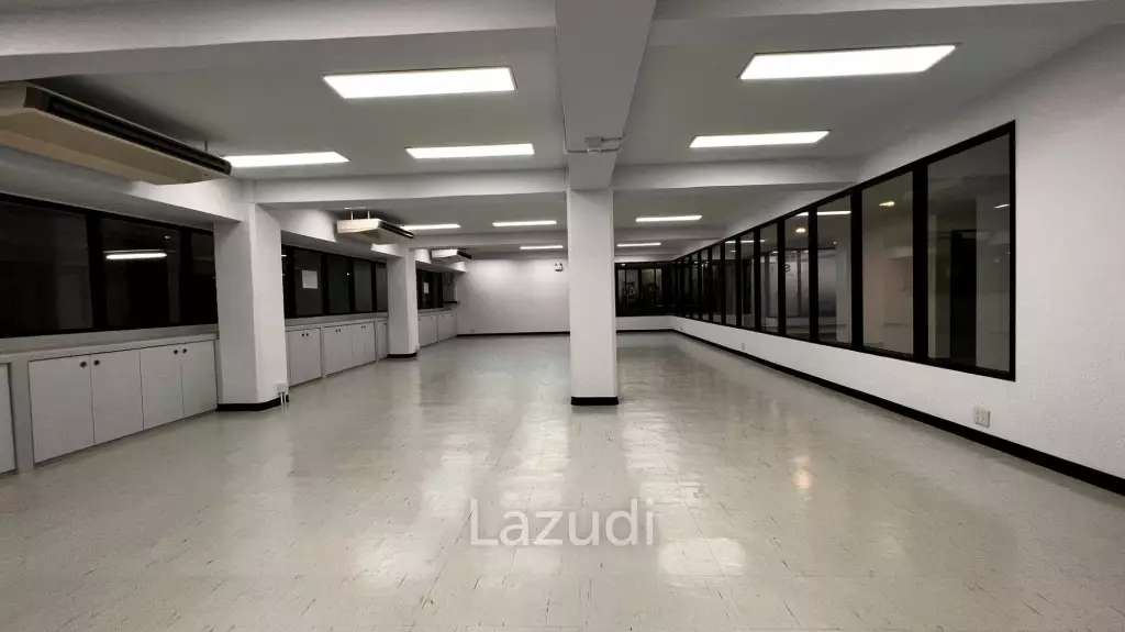 Well located office in buzzing center at Asoke rd.