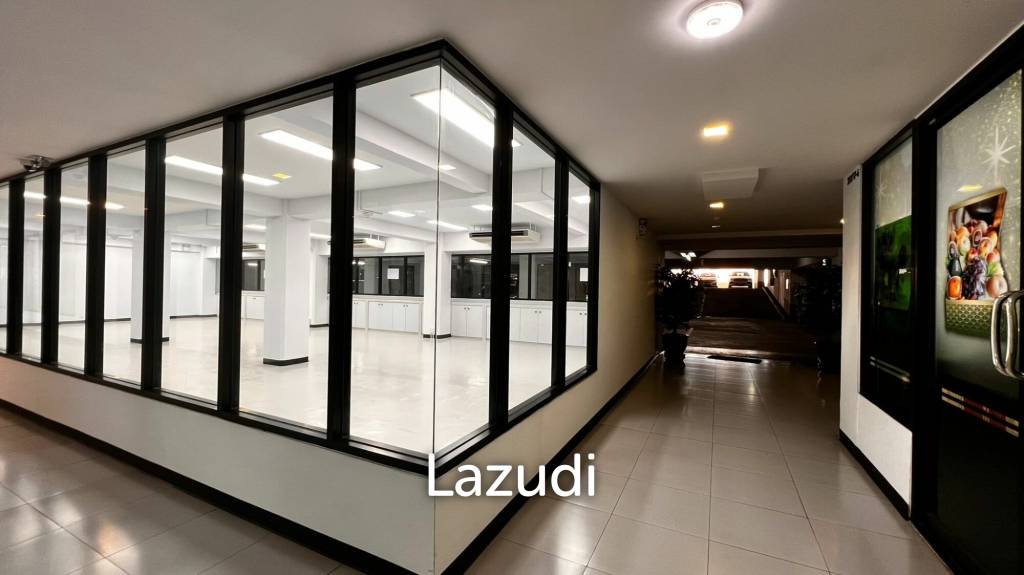Well located office in buzzing center at Asoke rd.