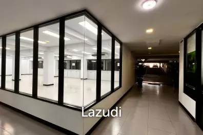 Well located office in buzzing center at Asoke rd.
