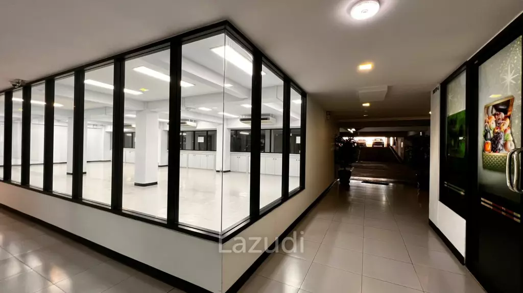 Well located office in buzzing center at Asoke rd.