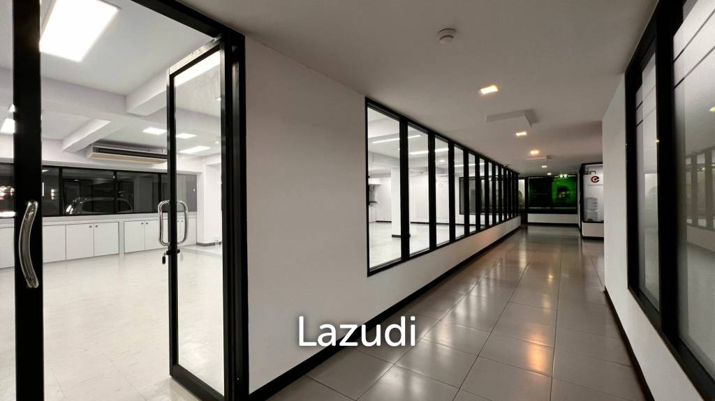 Well located office in buzzing center at Asoke rd.