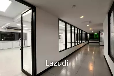 Well located office in buzzing center at Asoke rd.