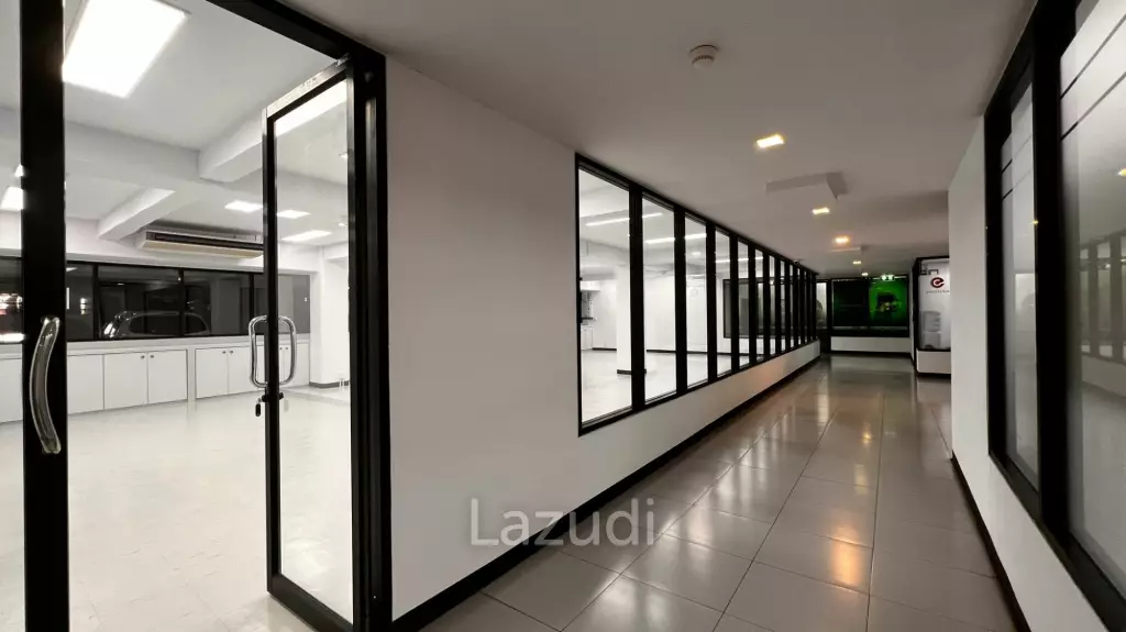 Well located office in buzzing center at Asoke rd.